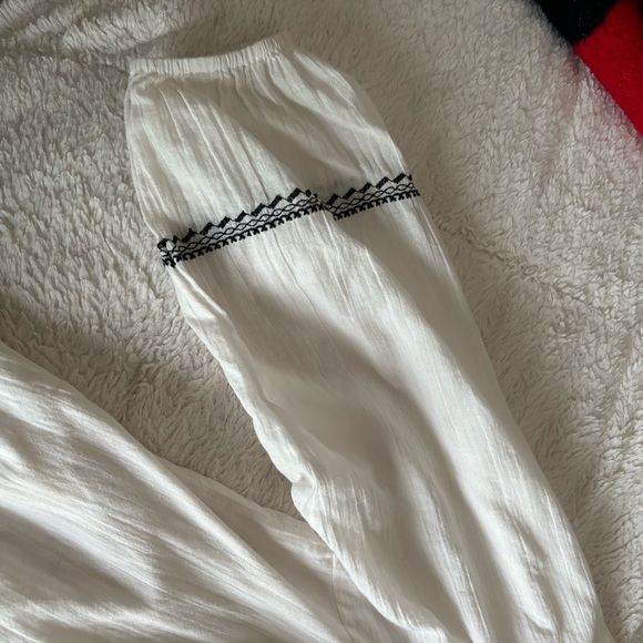 EUC❤️🔥SALE❤️🔥Velvet by Graham and Spencer embroidered cotton gauze top - Picture 7 of 8